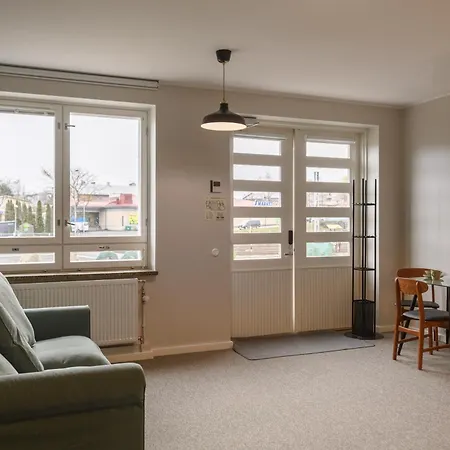 Hangon Asema 5 - Yksioe Terassilla, Ei Yhtaeaen Porrasta Hanko