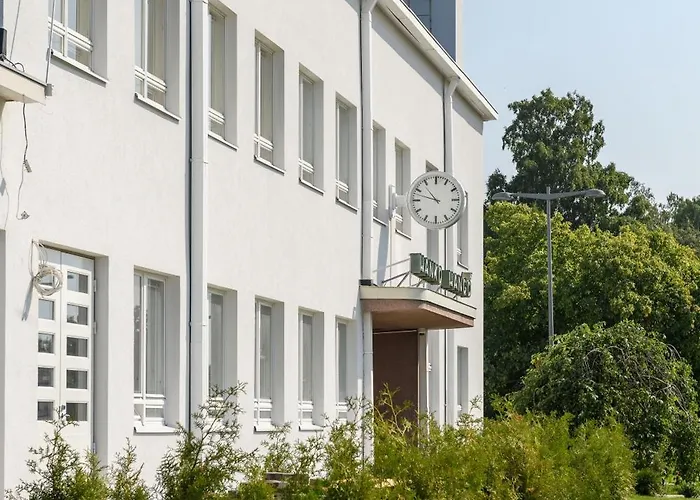 Apartment Hangon Asema 5 - Yksioe Terassilla, Ei Yhtaeaen Porrasta Hanko